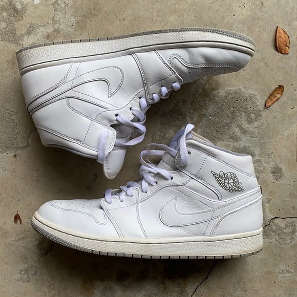 Air Jordan 1 Mid Triple White, Wolf Grey SZ: 12